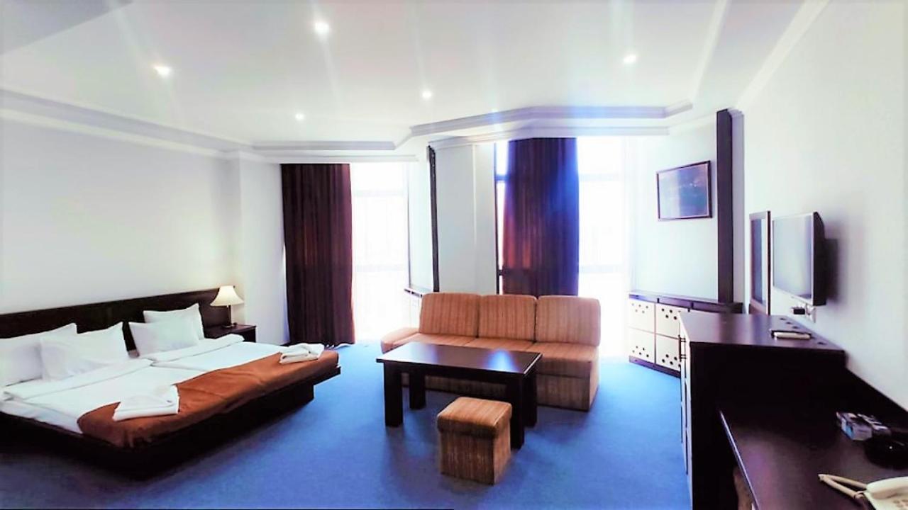Ddd Hotel Yerevan Bagian luar foto