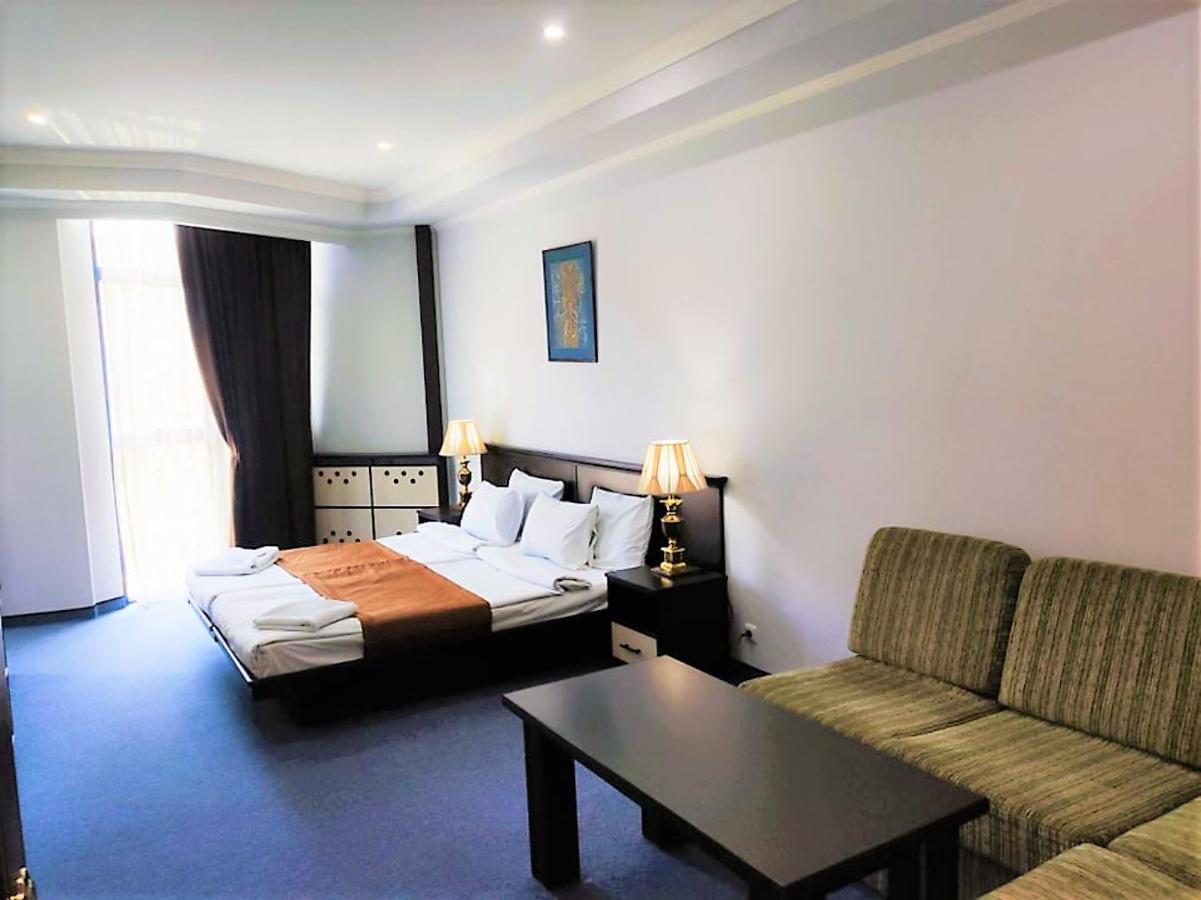 Ddd Hotel Yerevan Bagian luar foto