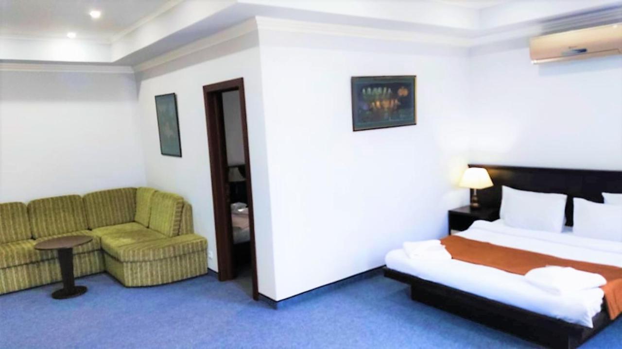 Ddd Hotel Yerevan Bagian luar foto